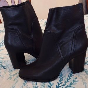 Brand new without box Gibson Latimer women's leather heeled bootie size 9.